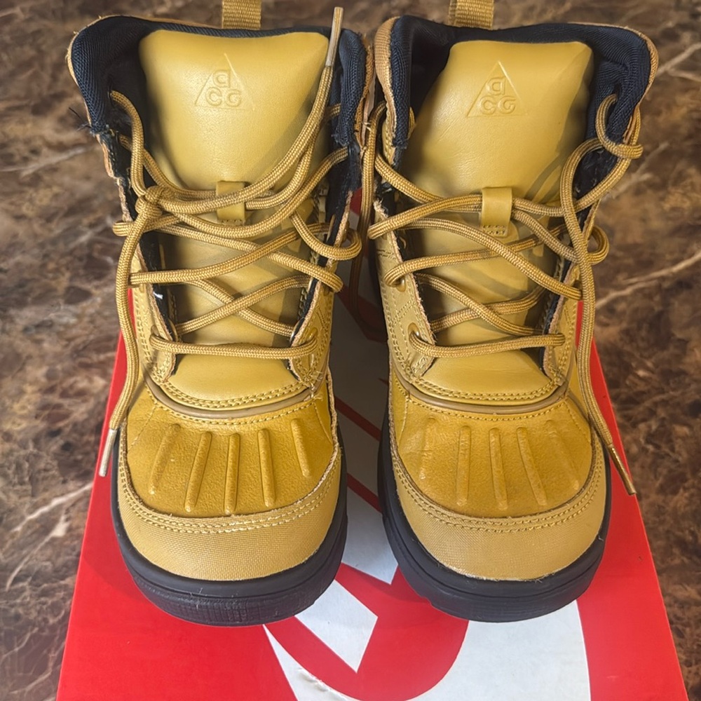 Slightly worn kid ACG Nike boots to size 1.5